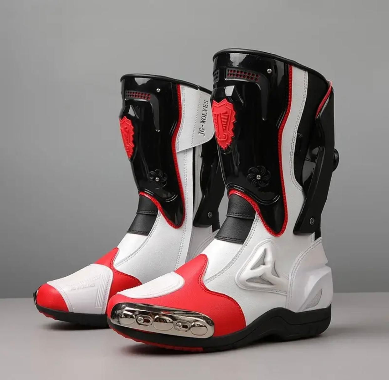 Par de botas de moto de color blanco, rojo y negro.