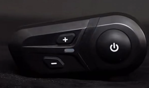 Dispositivo de comunicación para casco de motocicleta de color negro con botones: encendido, subir volumen, bajar volumen.
