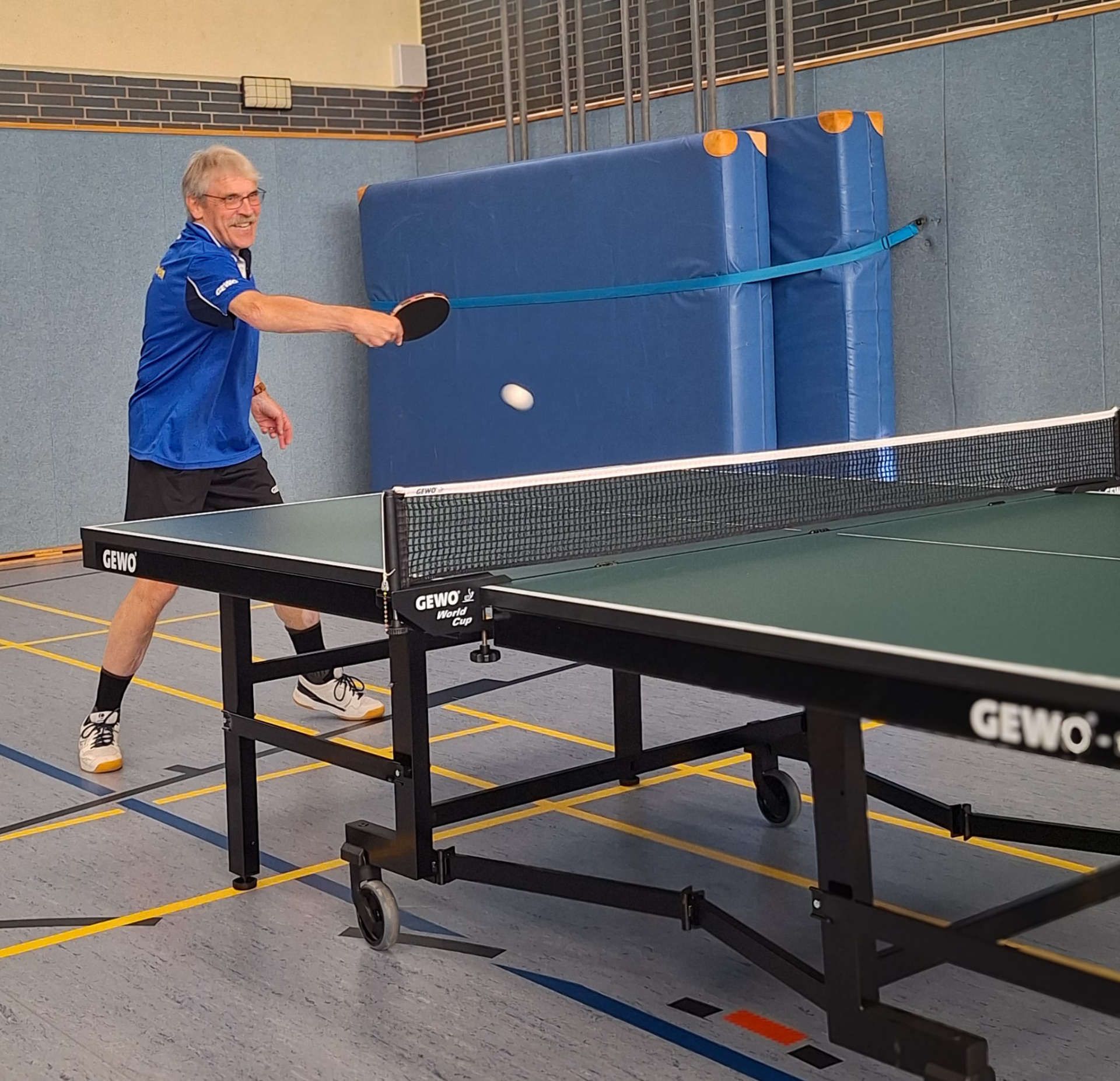 Günter beim Testen der neuen Tischtennisplatte