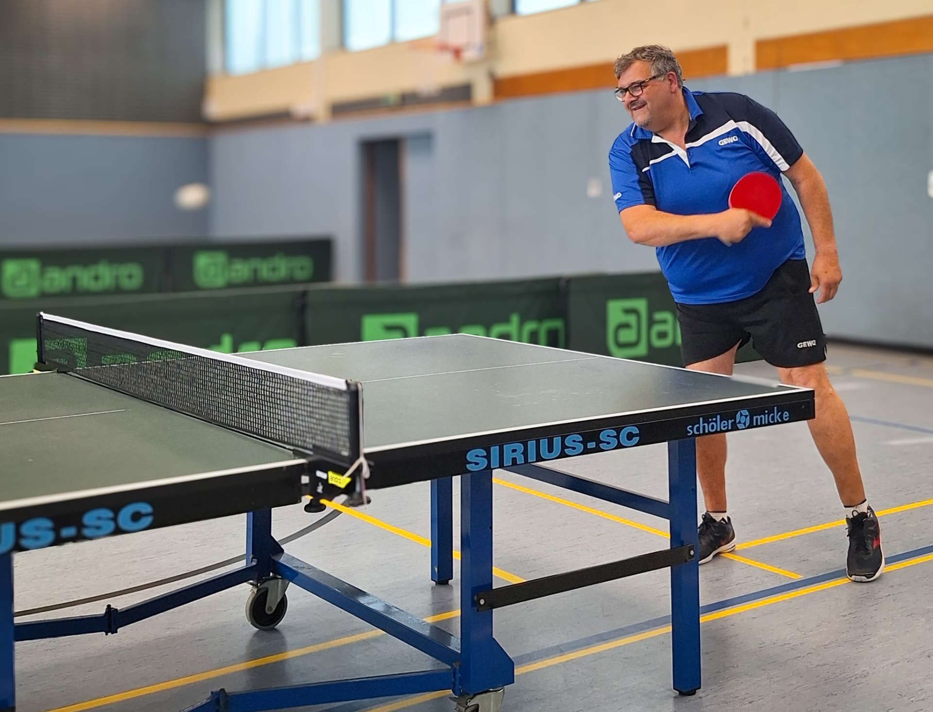 Testspiel an der neuen Tischtennisplatte