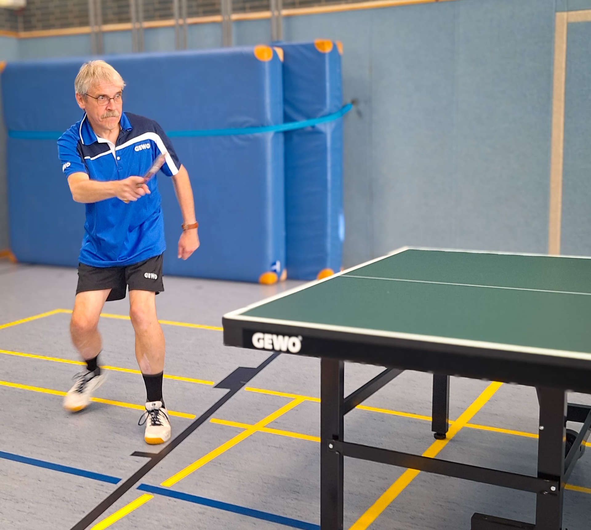 Günter beim Testen der neuen Tischtennisplatte