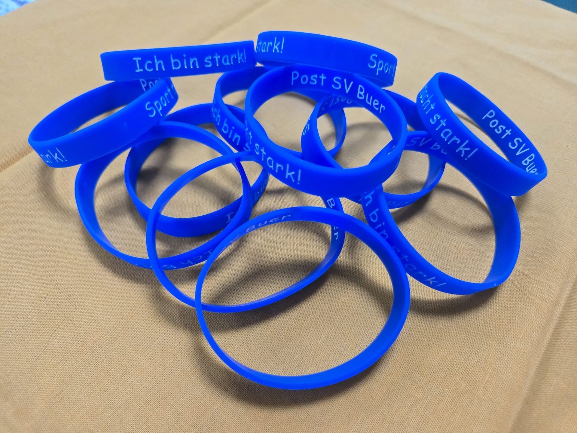 Mutmach-Bänder beim Sport macht stark-Tag