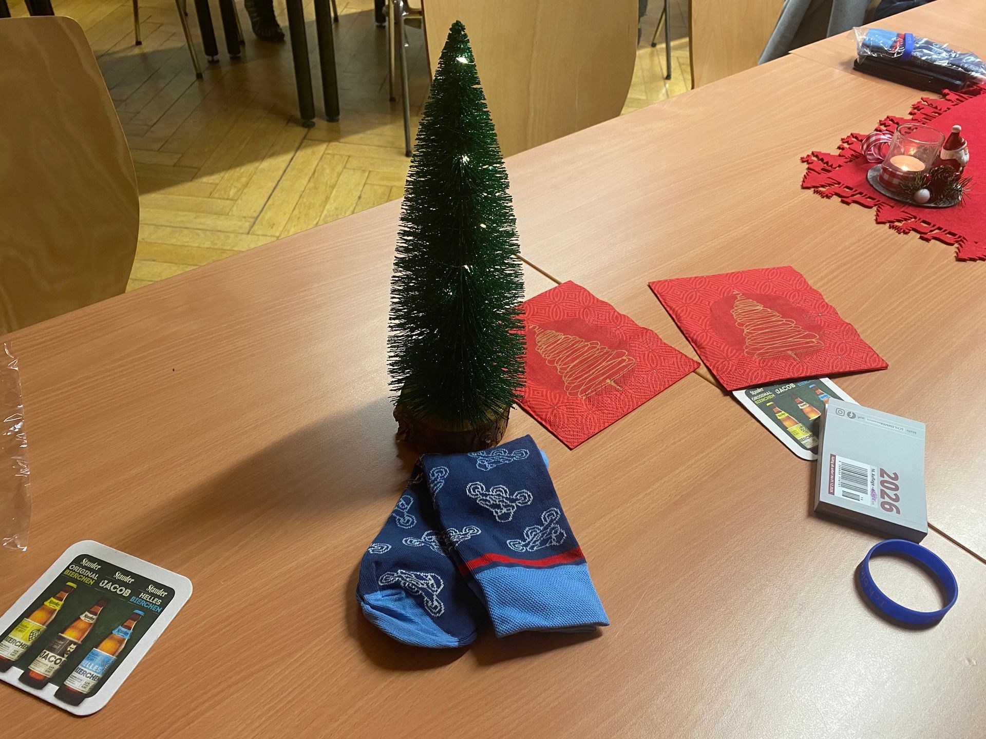 Weihnachtsbaum-Deko mit Inlineskating-Socken