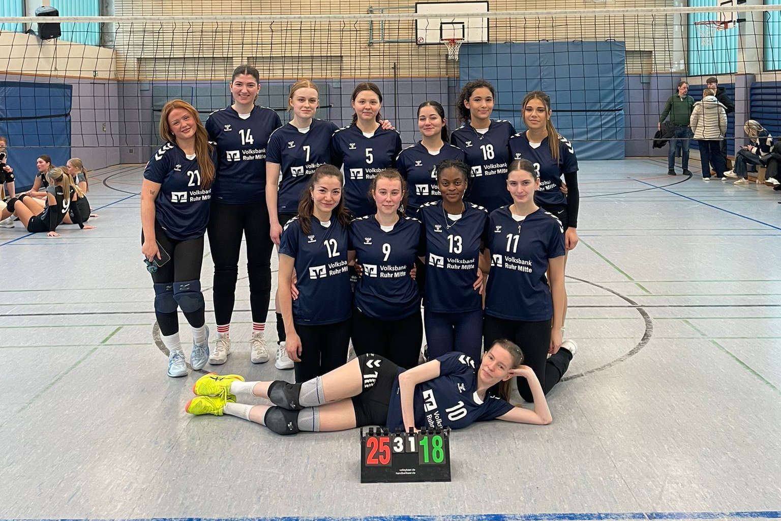 Teamfoto nach dem Sieg der Volleyball Damen I