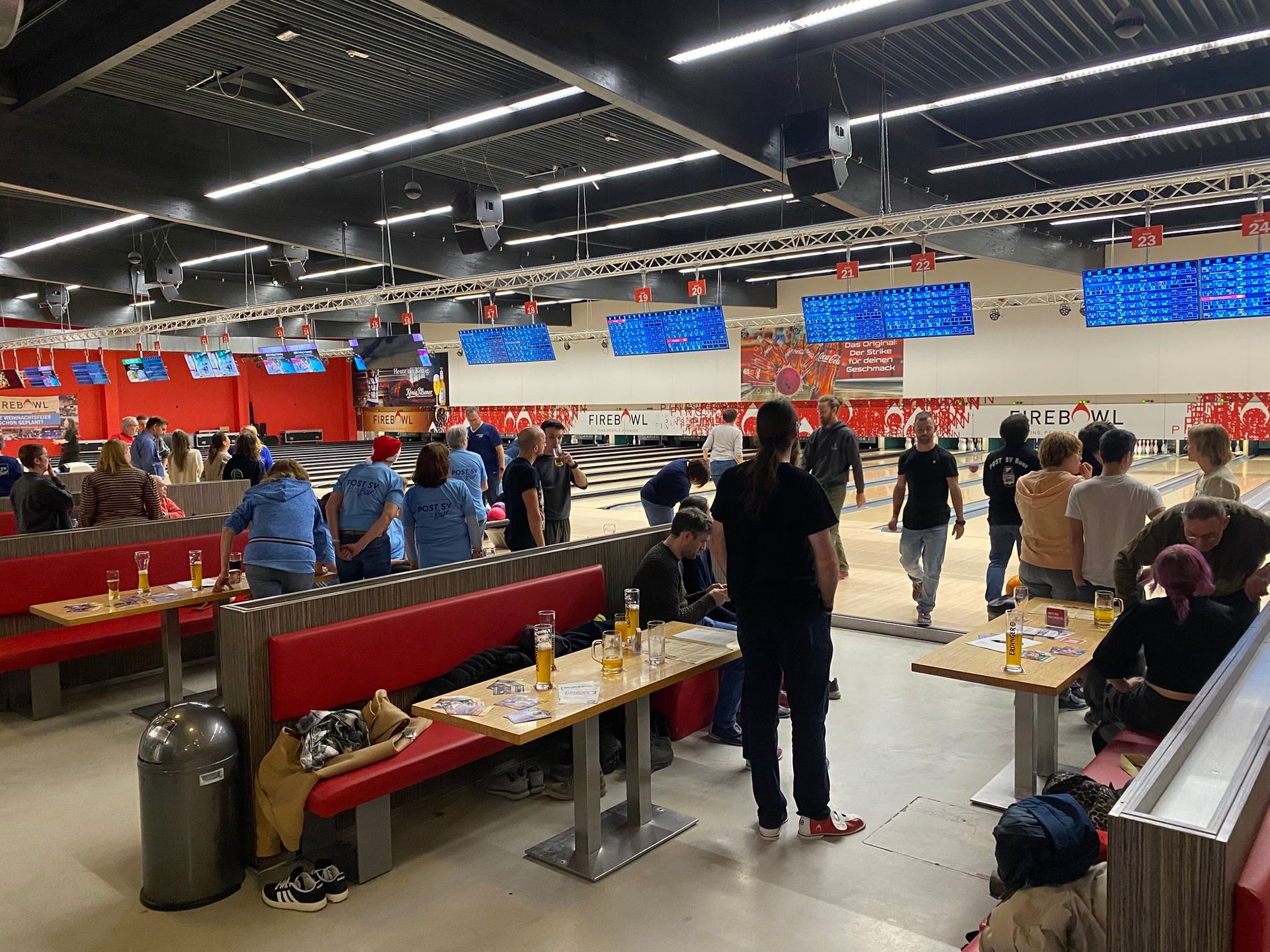 Die Teams beim Bowling-Turnier spielen sich auf ihren Bahnen ein