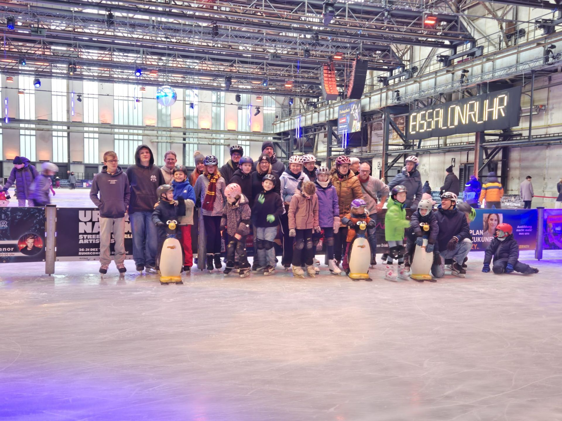 Die SpeedKids und Eltern der Inlineabteilung des Post SV Buer auf der Eisfläche im EisSalon Ruhr