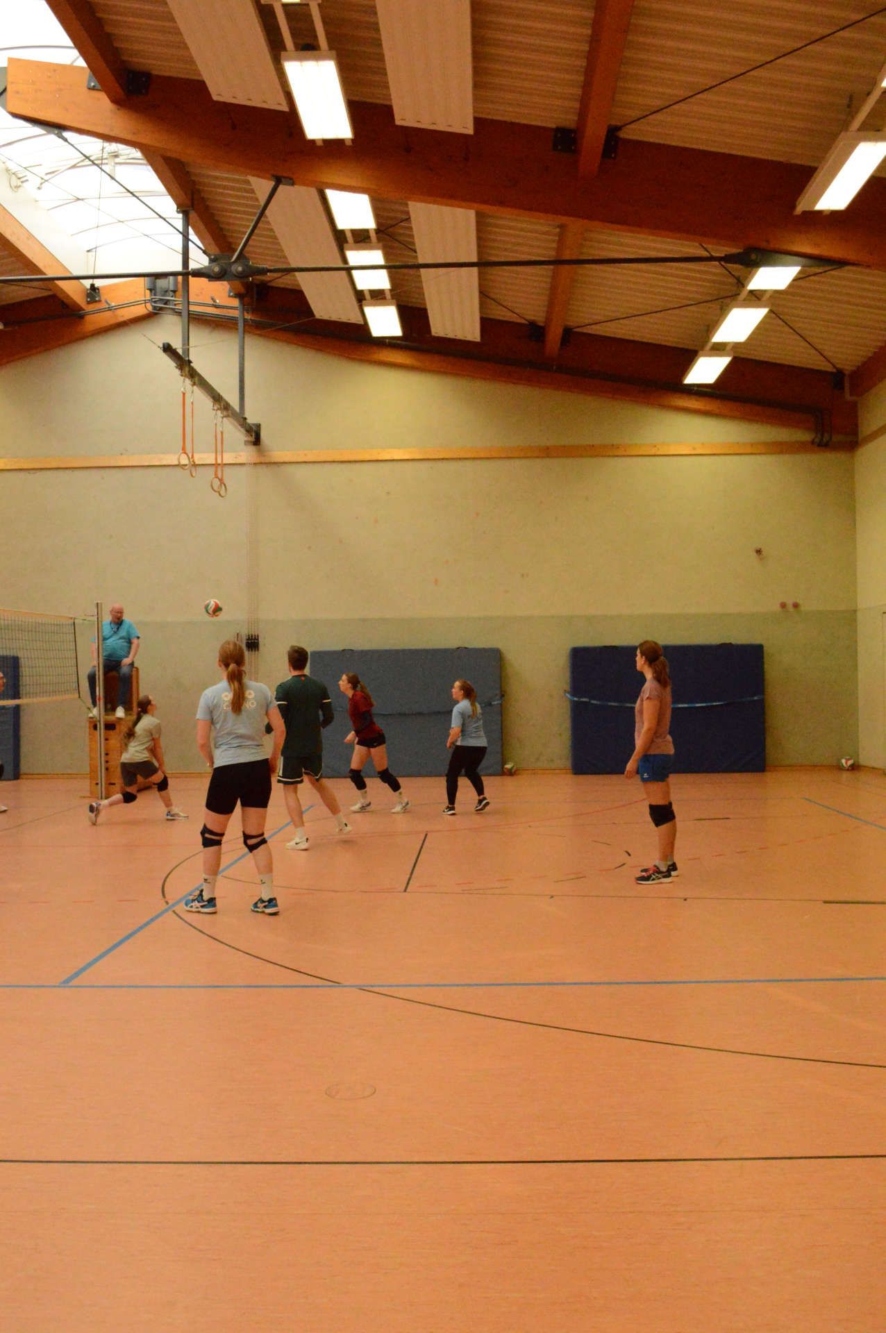 Ein Team steht beim Volleyball-Turnier auf dem Feld und baut den Angriff auf