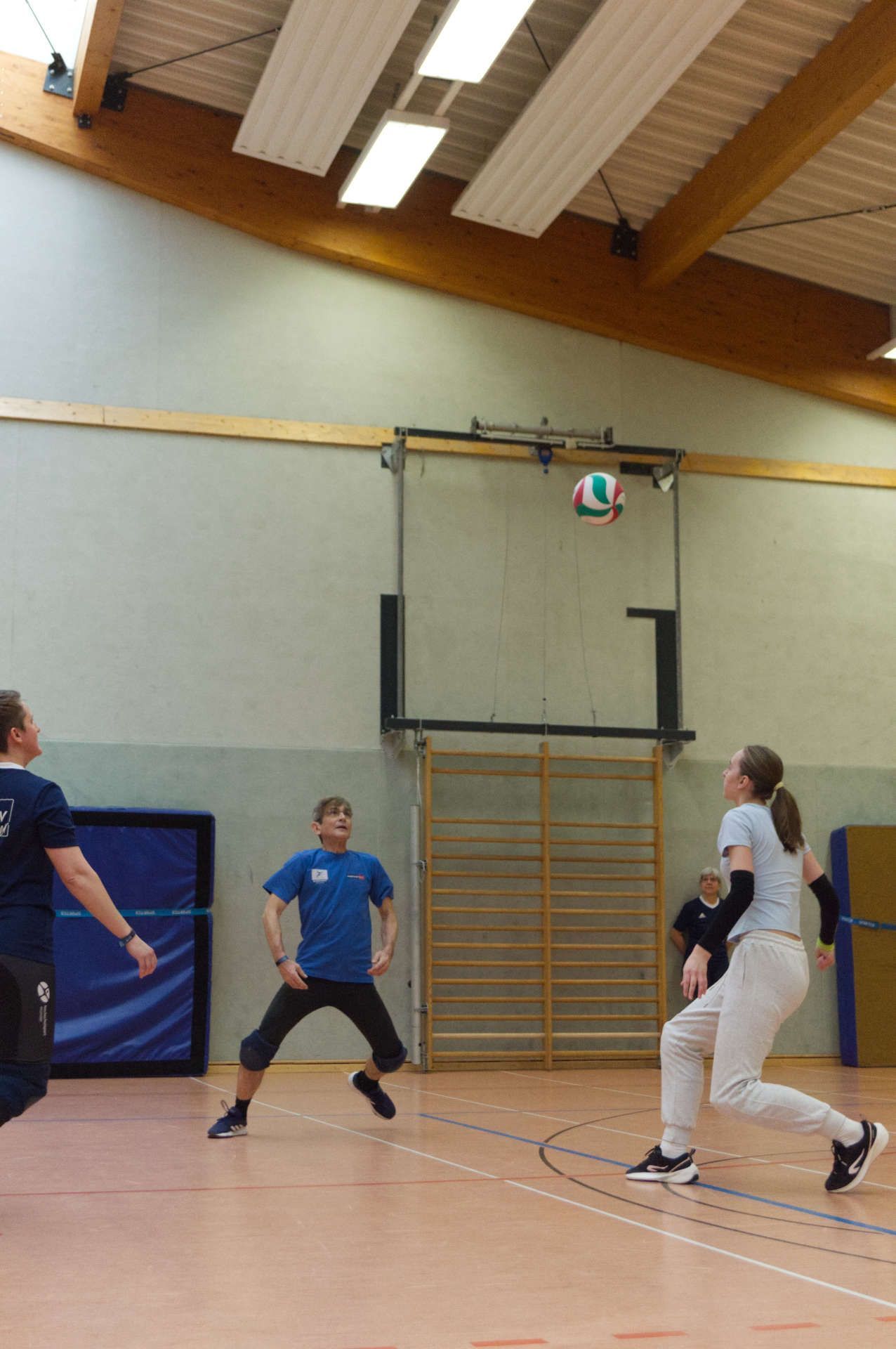 Volleyballer geht zum Ball