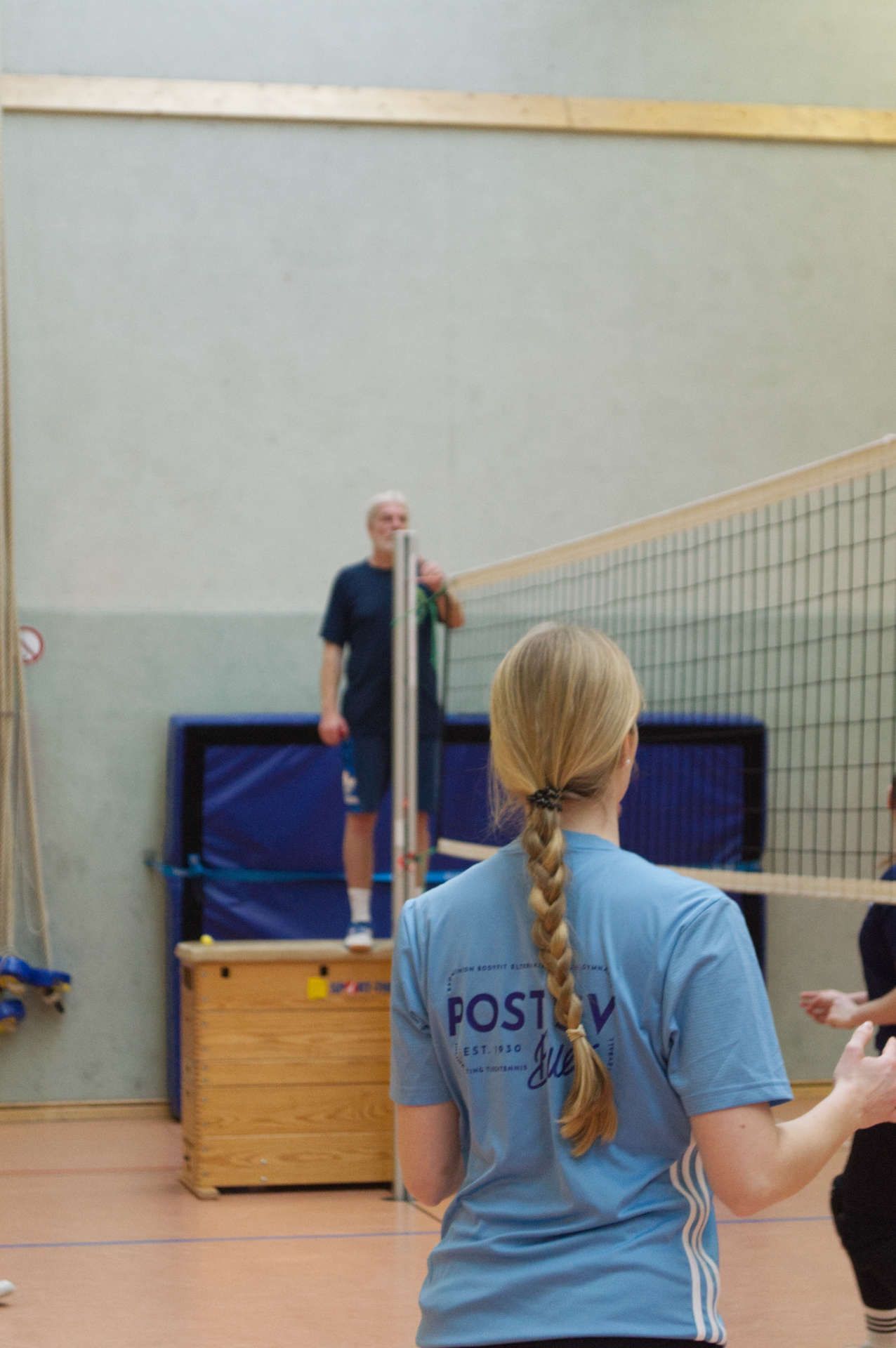 Volleyballerin steht am Netz zur Verteidigung