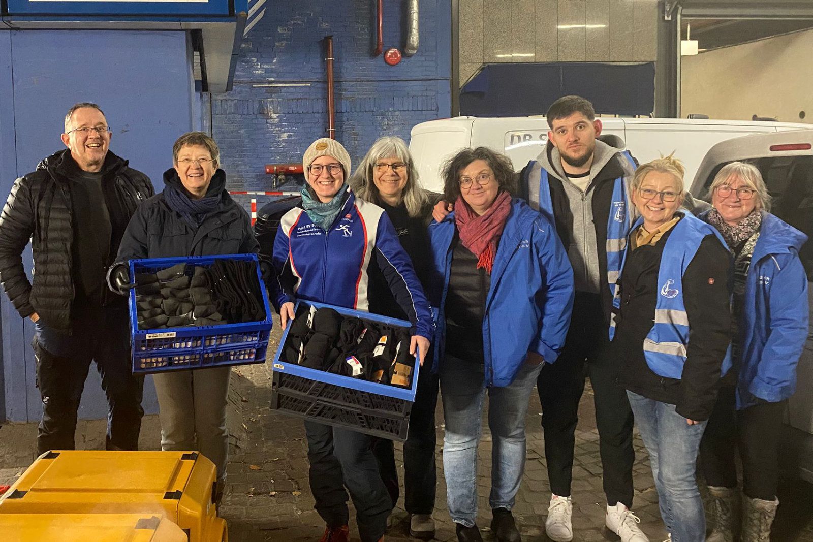 Das Team des Post SV zusammen mit dem Team der Aktion Warm durch die Nacht in Gelsenkirchen