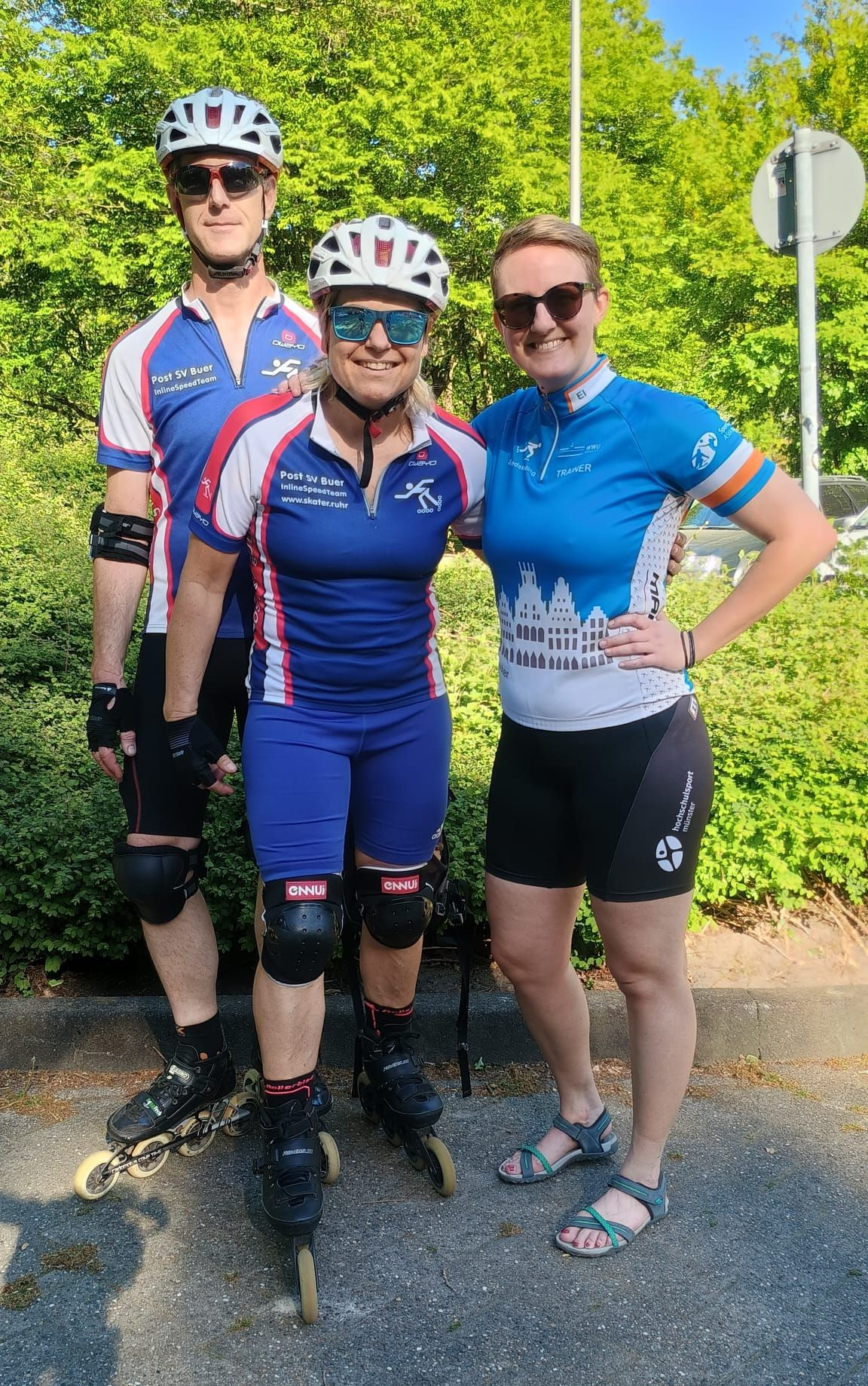 Inlineskaterinnen Ulla und El und Inlineskater Micha bei der Ausfahrt von Münster rollt