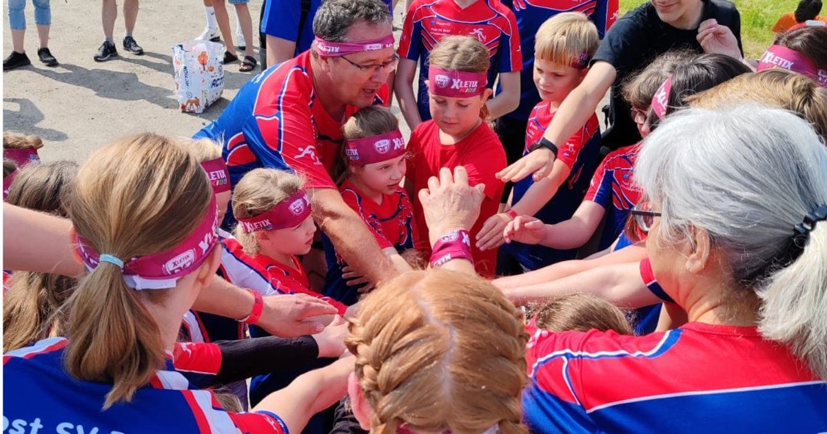 Teambesprechung vor dem Start des XLETIX Kids-Rennens