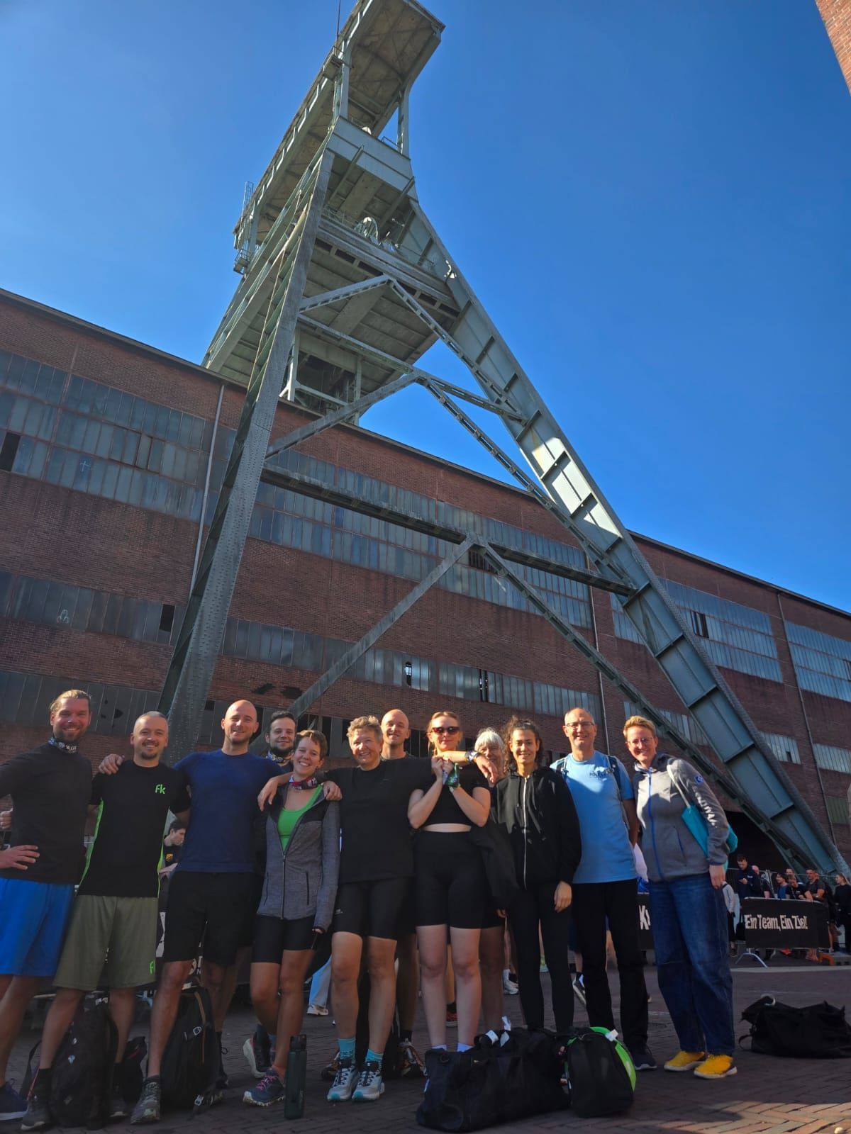 Das Team des Post SV Buer & Friends bei Xletix 2026 vor dem Förderturm der Zeche Ewald