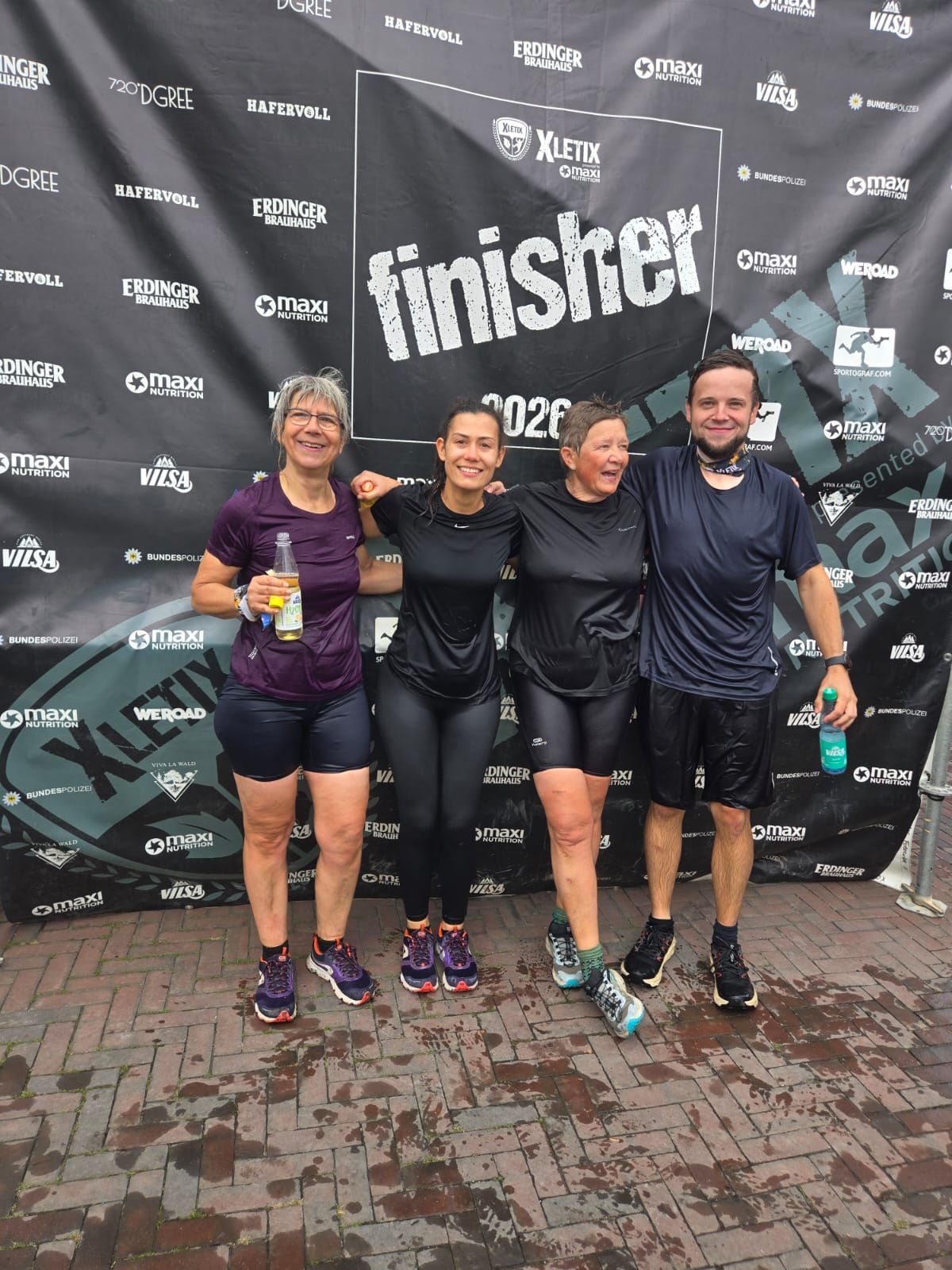 Teamfoto im Ziel bei Xletix 2026