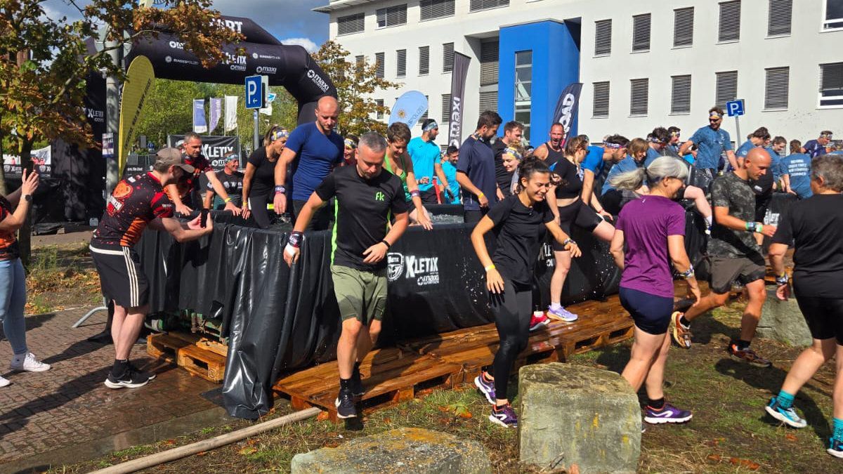 Das Team des Post SV Buer beim Xletix Hindernislauf 2026 an der Zeche Ewald kurz nach dem Start