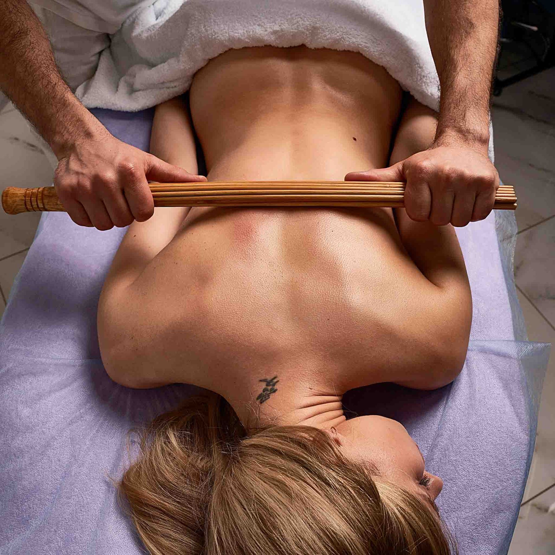 Masaje con rodillo de madera en espalda