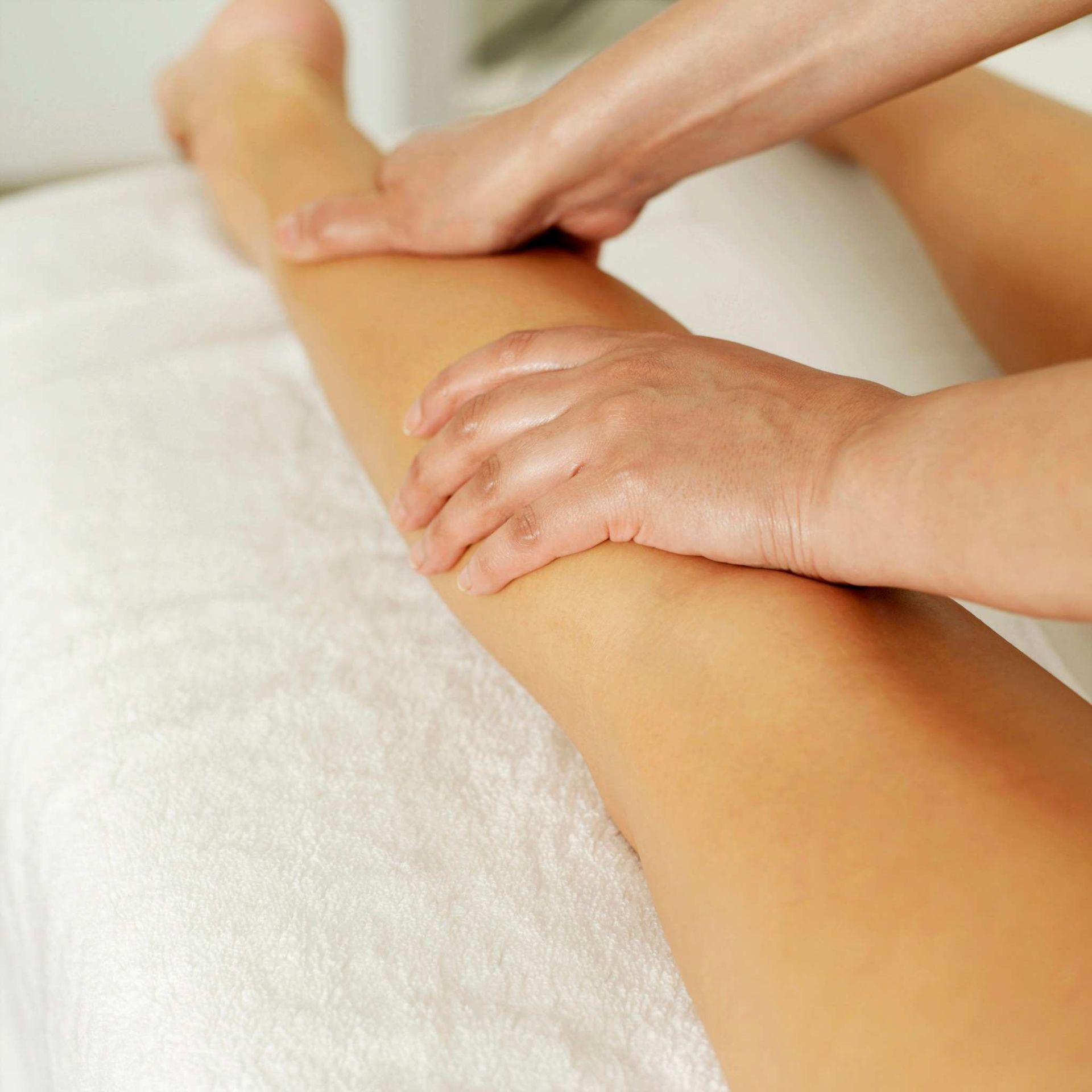Una mujer está recibiendo un masaje en su pierna.