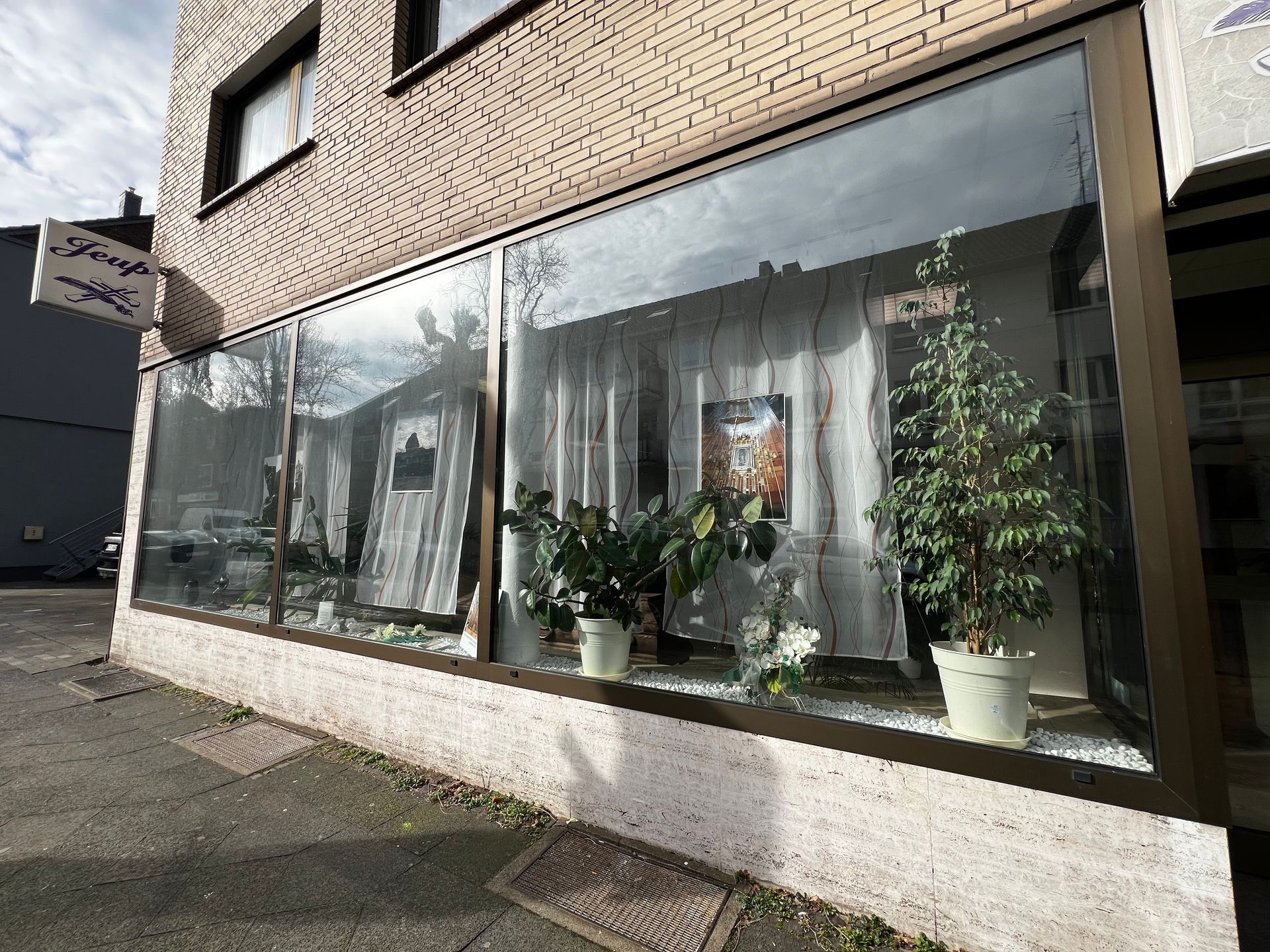 Fassade von den Bestattungen Jeup