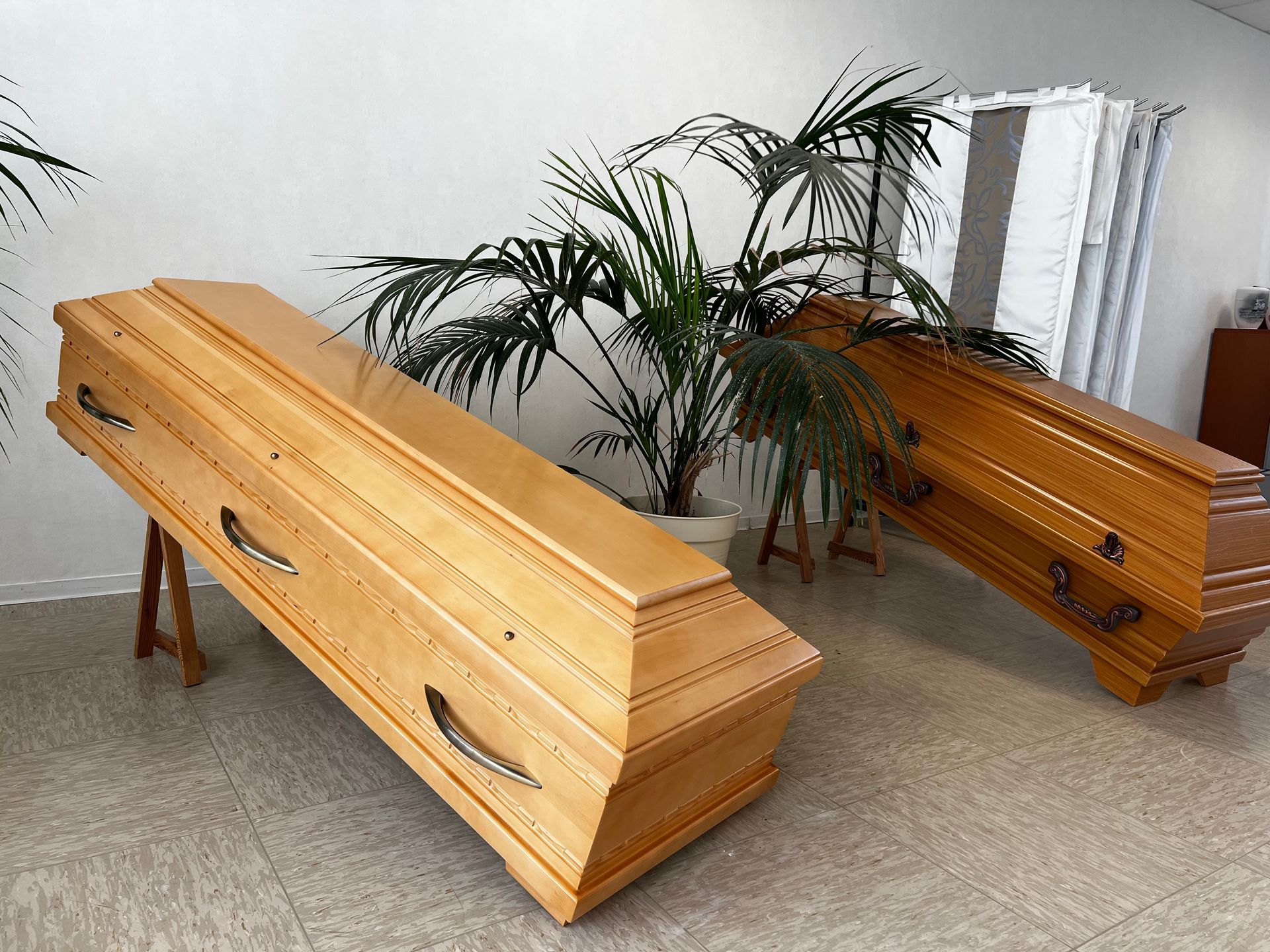 Zwei Holzsärge stehen in einem Raum. Foto von den Bestattungen Jeup