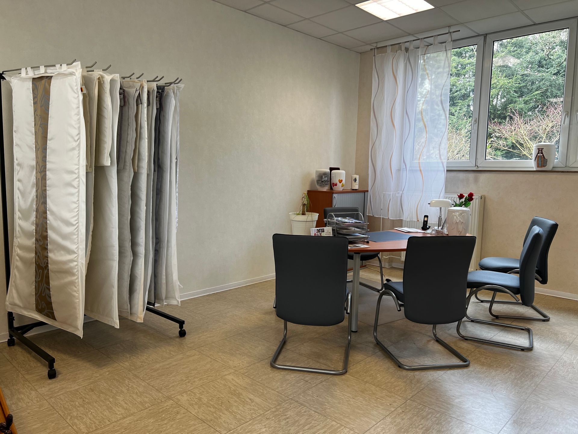 Ein Raum mit einem Tisch und Stühlen darin. Foto von den Bestattungen Jeup