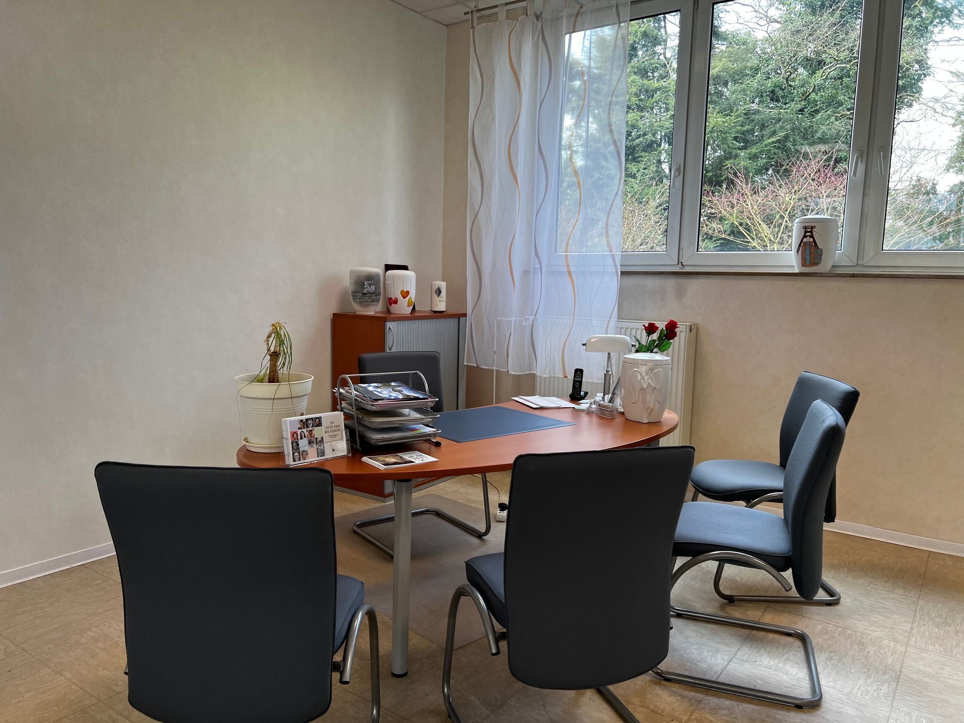 Ein Raum mit einem Tisch und Stühlen. Foto von den Bestattungen Jeup