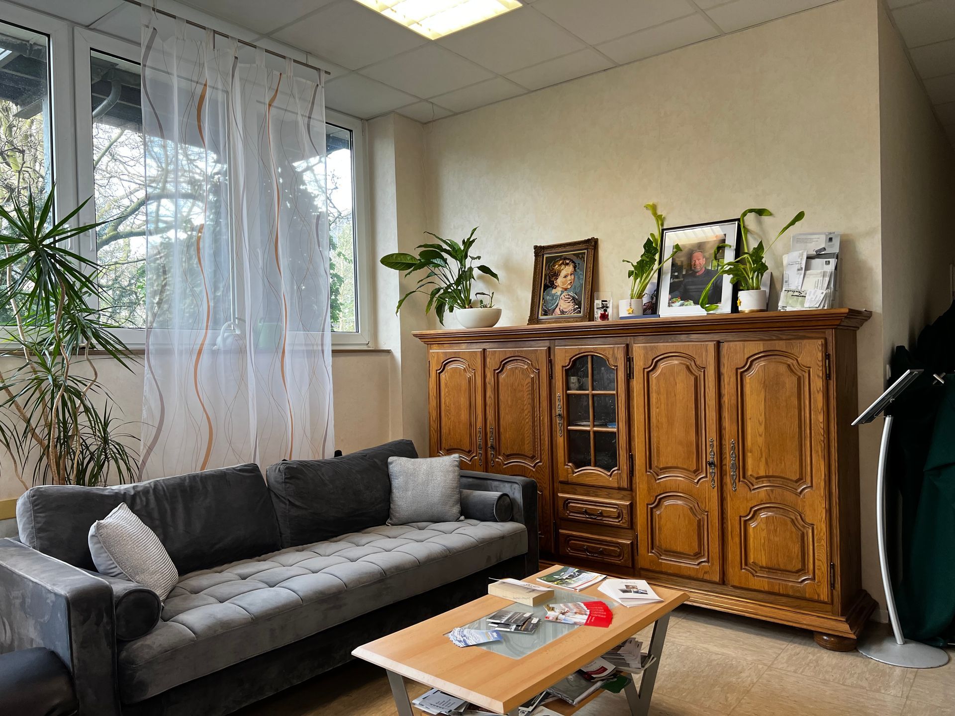 Ein Raum mit einer Couch und einem Couchtisch. Foto von den Bestattungen Jeup