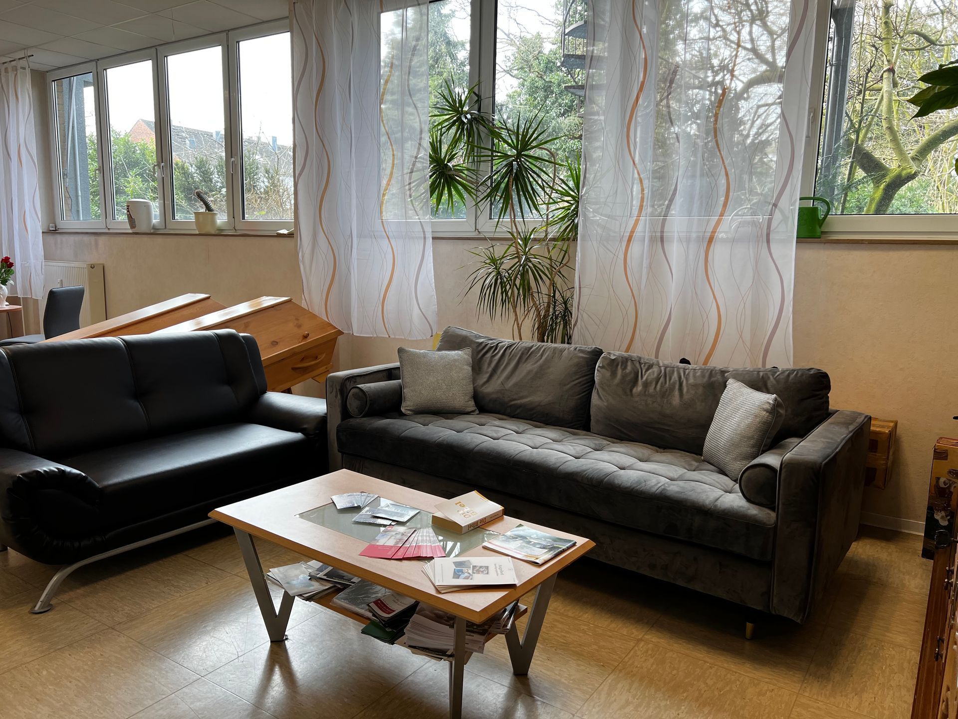 Ein Raum mit zwei Sofas und einem Couchtisch. Foto von den Bestattungen Jeup