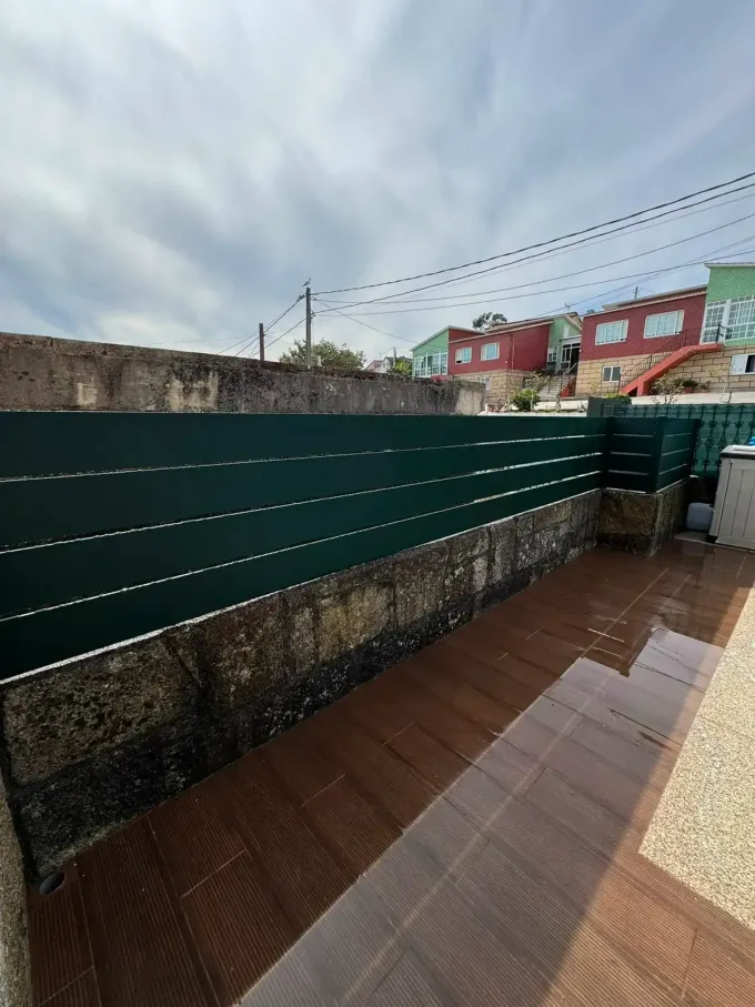 Icono de marcador de posición gris claro con un sol y montañas sobre fondo blanco