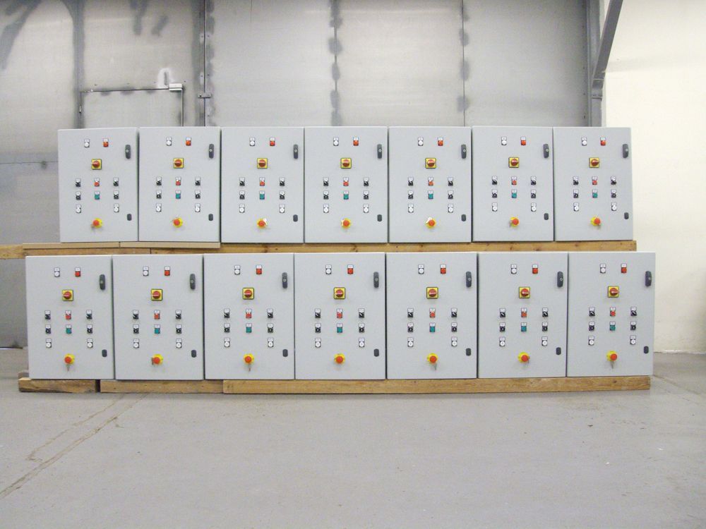 Deux rangées d'armoires électriques.