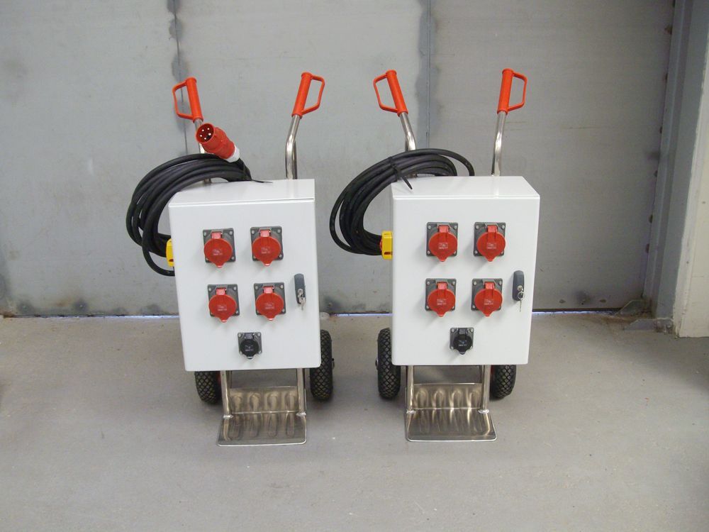 Deux boitiers blanc avec quatre boutons rouge.