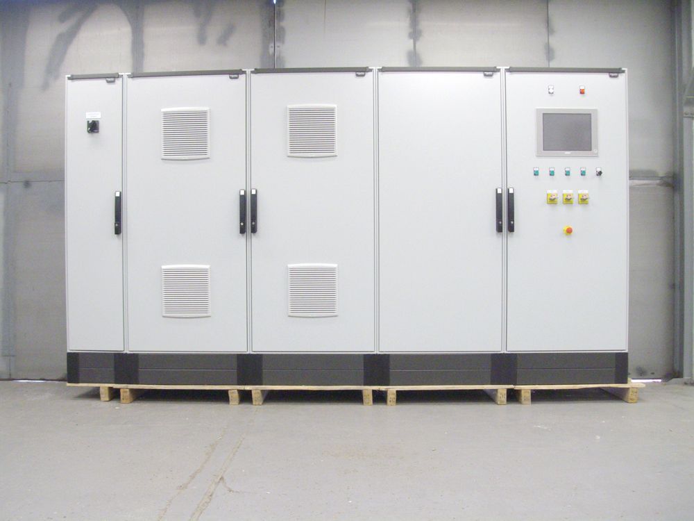 Plusieurs armoires aux portes fermées.