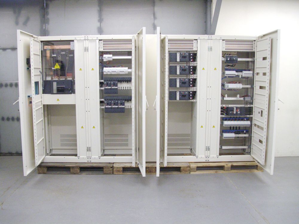 Deux grandes armoires blanche aux portes ouvertes.