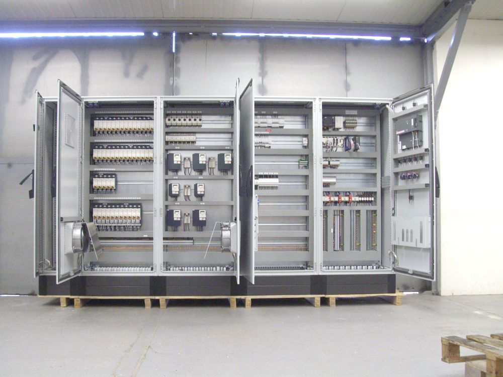 Deux grandes armoires industrielles ouvertes.