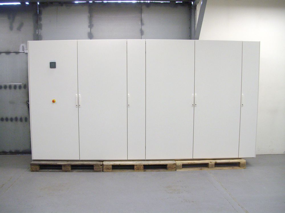 Plusieurs armoires blanche fermés