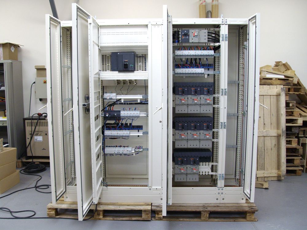 Tableaux de distribution aux portes ouvertes.