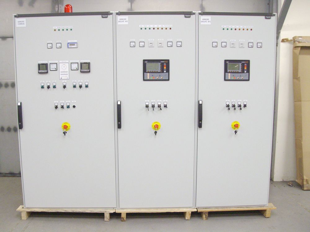 Trois armoires électriques fermées 02.