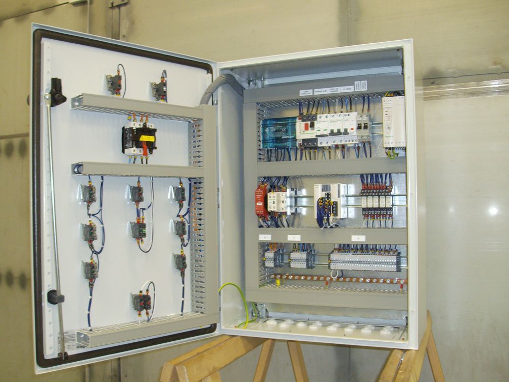 Une porte d'armoire électrique ouverte.