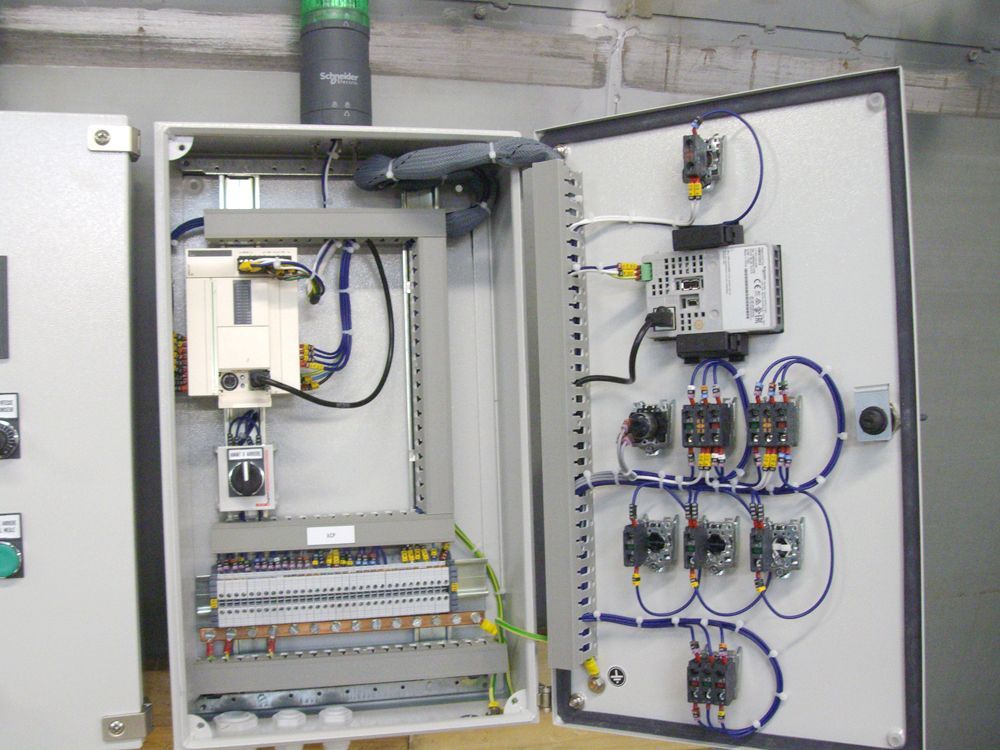 Une porte d'armoire électrique ouverte 02.