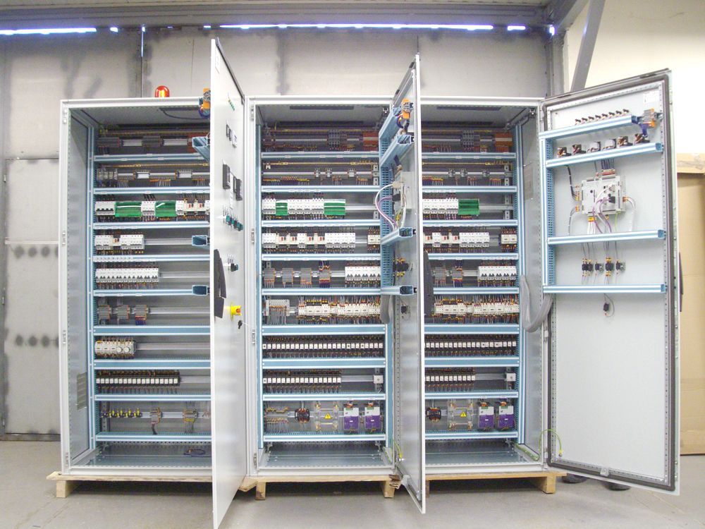 Plusieurs armoire électrique ouverte 02.