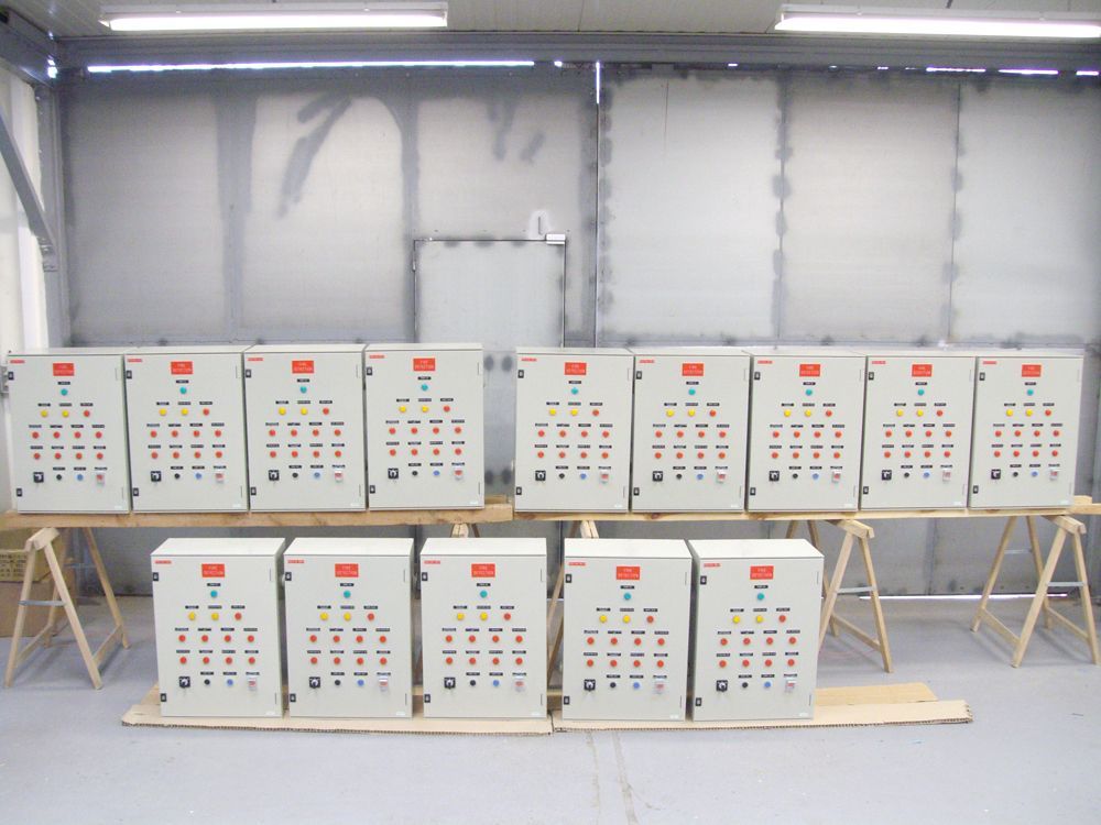 Deux rangées d'armoires électriques 02.