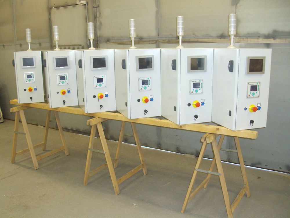 Plusieurs boitier électrique posés sur des trétaux.