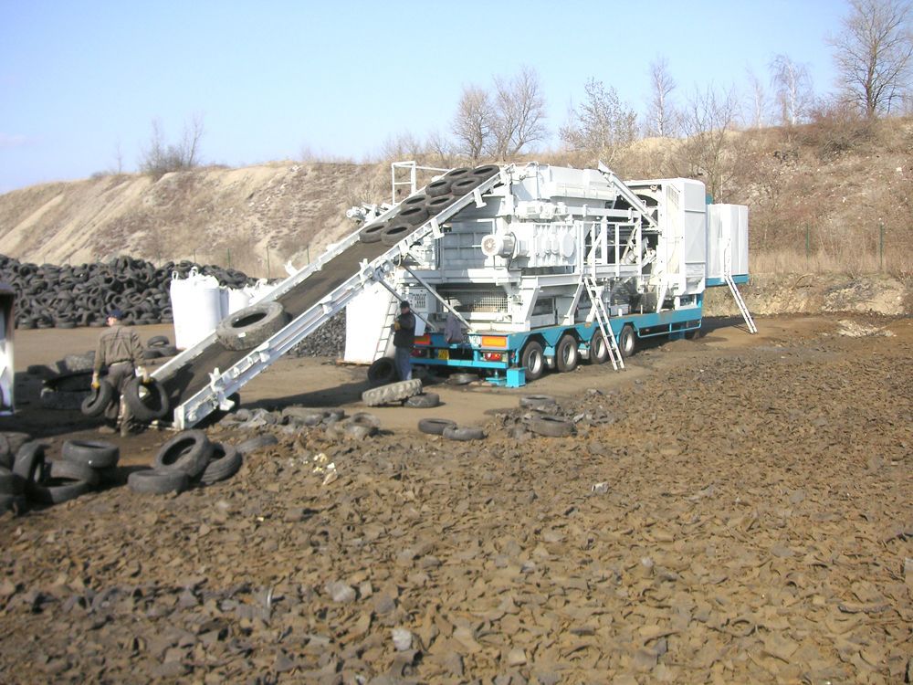 Des pneus sur un tapis roulant sur un poids lourd.