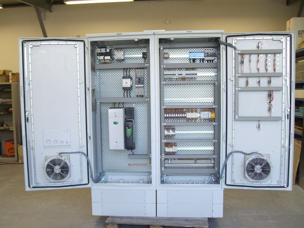 Deux armoires industrielles ouvertes.