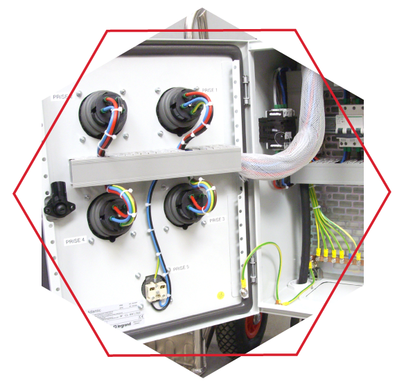 Un cablage à l'intérieur d'une armoire électrique.