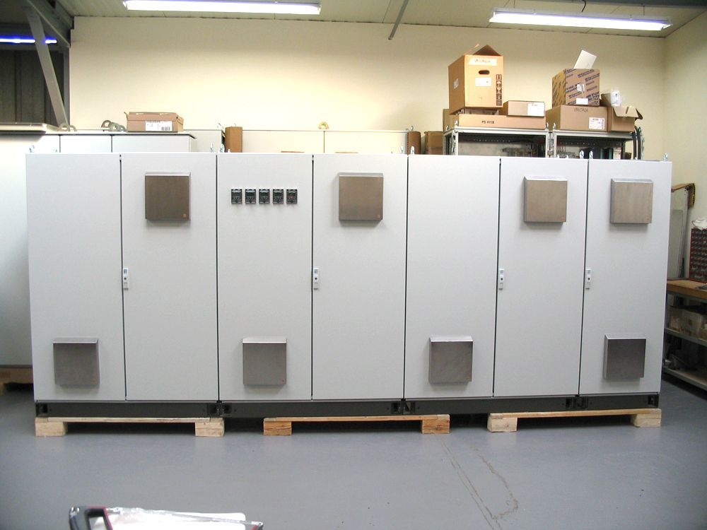 Plusieurs armoires automate industrielles fermées.