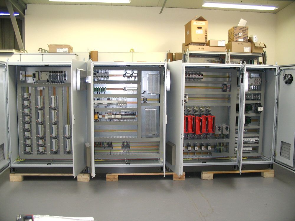 Plusieurs armoire automate industrielles.