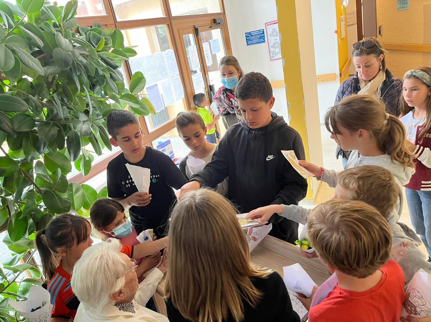 Visite en EHPAD d'un groupe d'enfants.