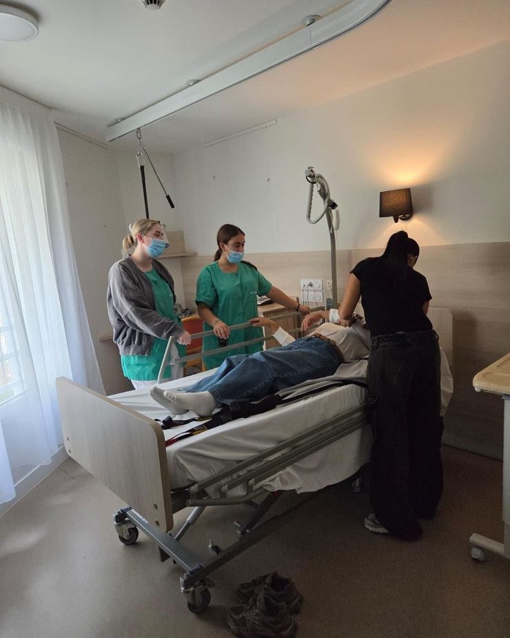 Trois infirmières d'EHPAD démontrent le fonctionnement d'un lit médicalisé.