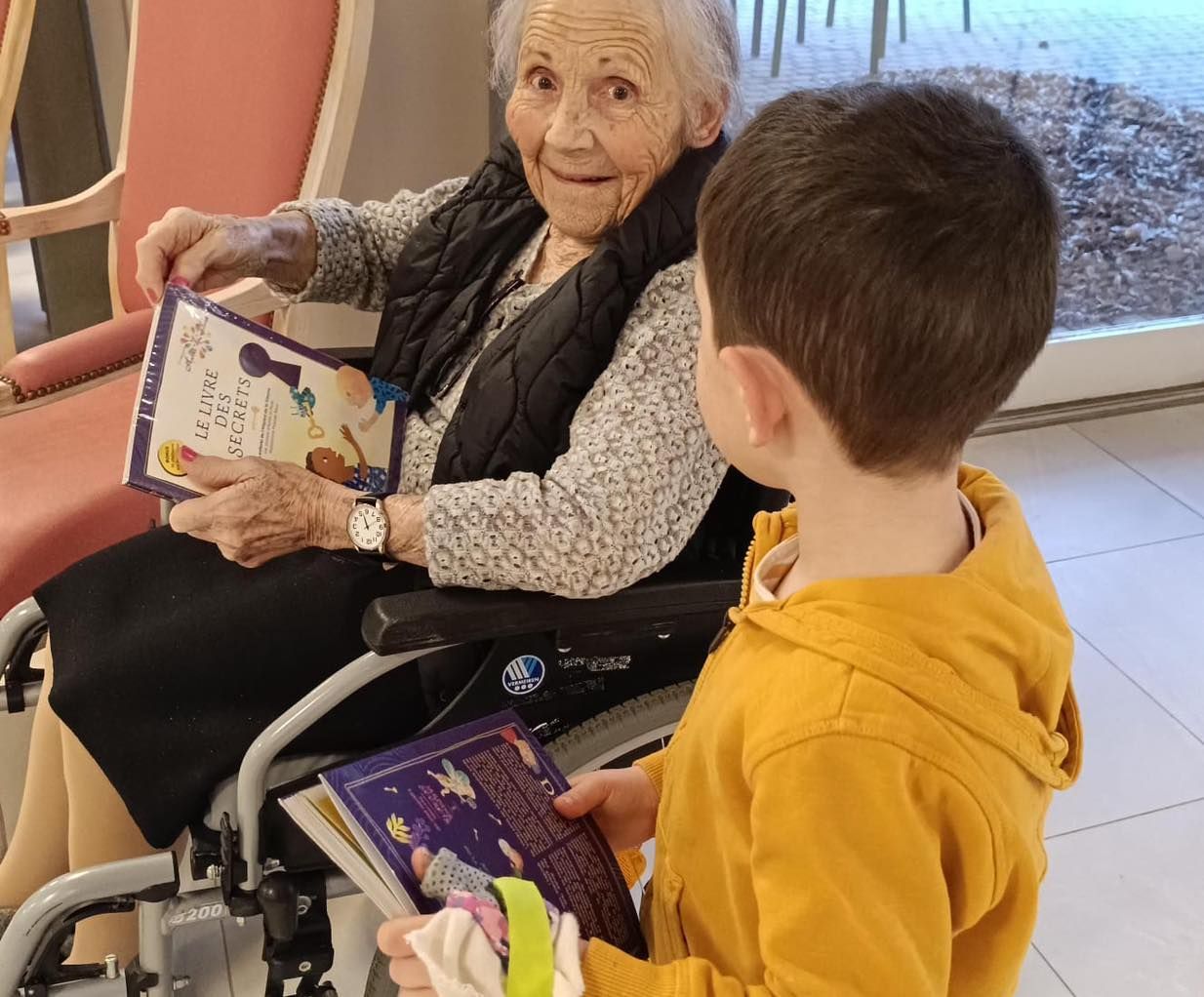 Rencontre entre une personne âgée en EHPAD et un jeune enfant.