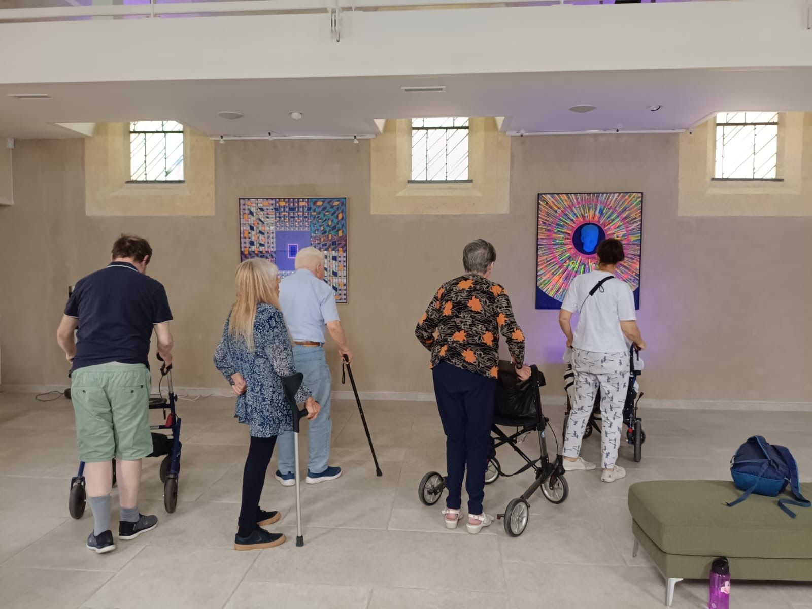 Des résidents de l'EHPAD visitent une exposition d'art.
